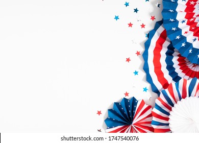 4 Juli Hari Kemerdekaan Amerika. Selamat Hari Kemerdekaan. Confetti bintang merah, biru dan putih, dekorasi kertas dengan latar belakang putih. Letak datar, tampilan atas, ruang salin