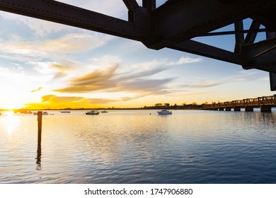 El histórico puente ferroviario de Tauranga es un puente de armadura de acero que cruza el puerto desde el centro de la ciudad hasta la península de Matapihi, Nueva Zelanda.