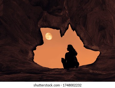Mujer Espeleóloga explorando el interior de una cueva oscura. Mujer sentada en el borde del agujero de la cueva. Forma ovalada del agujero de la cueva. Silueta de una niña parada frente a la entrada de la cueva. Luna llena
