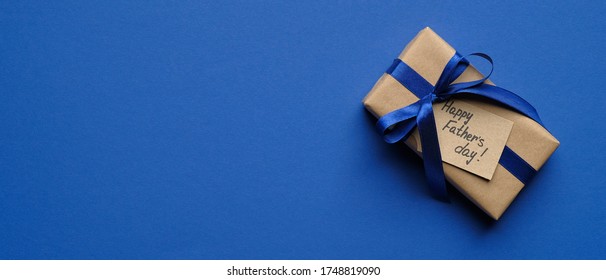 Happy Fathers Day-Banner-Vorlage. Draufsicht Vintage Geschenkbox mit Etikett Happy Father's Day auf blauem Hintergrund mit Kopierraum.