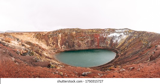 Der Keridsee ist ein Kratersee oder Vulkansee im Krater eines Vulkans in Island. Ungewöhnlicher roter Boden, ähnlich den Marslandschaften.
