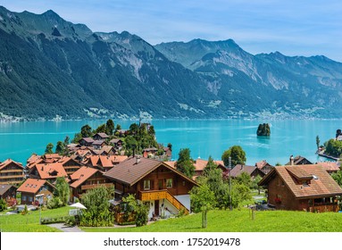 スイスの家と湖の景色