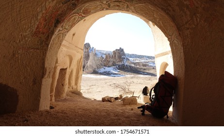 トルコ中部の冬の間、雪が降るギョレメ市の近くの岩の彫刻があるカッパドキアの岩の洞窟。