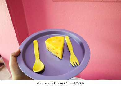 紫色のプレートにチーズ トムとジェリー ケーキ。