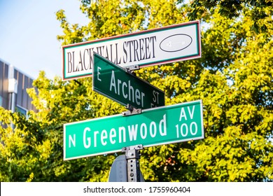 Black Wall Street en N Greenwood Avenue en Archer straatnaamborden - close-up - in Tulsa Oklahoma met bokeh background