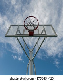 Basketball am blauen Himmel 03