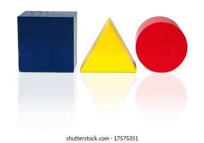 Bloques de madera en forma de cuadrado, triángulo y círculo, en colores primarios.