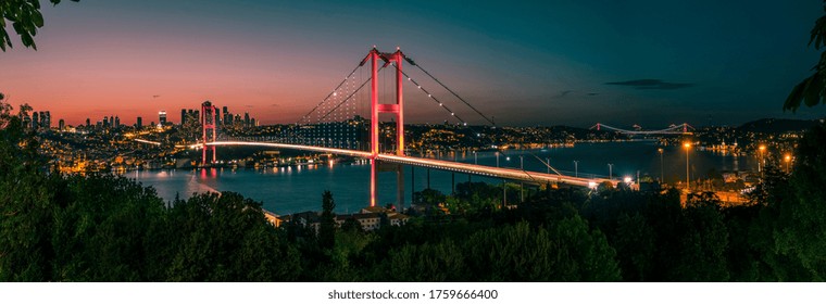 Panoramafoto Istanbul Bosporus. Istanbul Landschaft schöner Sonnenuntergang mit Wolken Ortakoy-Moschee, Bosporus-Brücke, Fatih-Sultan-Mehmet-Brücke Istanbul Türkei.Bestes touristisches Ziel von Istanbul