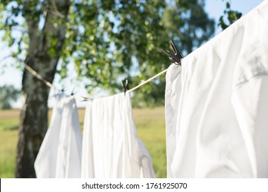 Kleider trocknen an einem Seil
