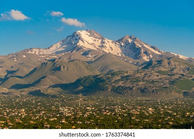 Der Berg Erciyes ist mit einer Höhe von 3.864 Metern der höchste Berg in Kappadokien und Zentralanatolien. Es ist ein Vulkan. Hacilar Stadt