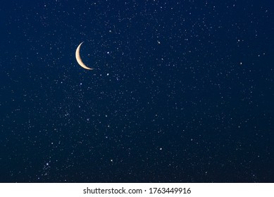Echter Himmel mit Sternen und Halbmond