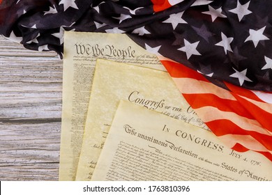 Dokumen sejarah tua Washington DC tentang Deklarasi kemerdekaan Amerika 4 Juli 1776 dengan bendera AS