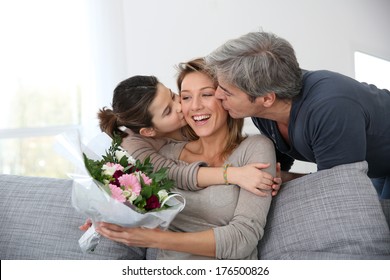 Familie feiert Muttertag mit Blumenstrauß