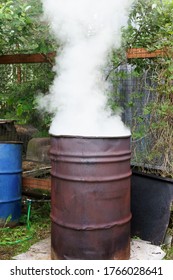 Incineración de basura en barriles de metal oxidado con liberación de gran cantidad de humo. Daños al medio ambiente y a la salud humana