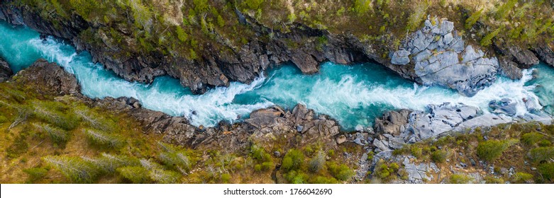 Verticale luchtfoto over het oppervlak van een bergrivier Glomaga, Marmorslottet, Mo i Rana