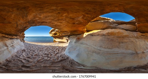 Playa de la ubicación secreta de Suurupi. Cueva costera en Estonia. panorama de 360 ​​grados