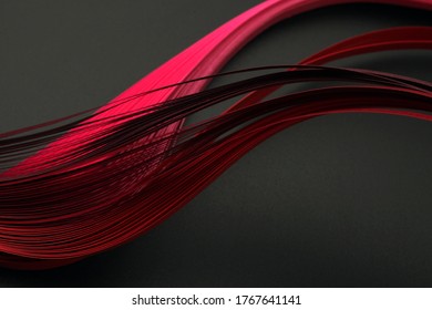 赤い色のストリップ ウェーブ ペーパー。抽象的なテクスチャの黒い背景。