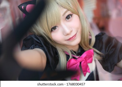Cosplay anime Jepang, potret cosplay gadis di latar belakang kamar merah muda