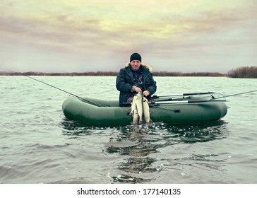 キャッチを持つ漁師