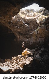 Abenteuer-Spelunking an enger Höhl am Norde vu Kalifornien mat engem oppene Lach, dat d'Stralen während engem Roadtrip beliicht.