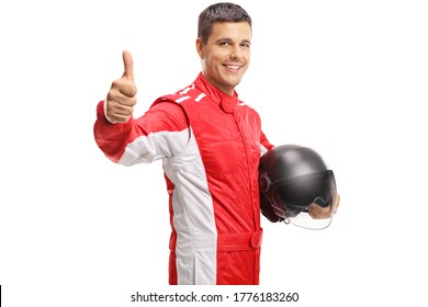 カー レーサー ヘルメットを保持し、白い背景で隔離の親指を表示