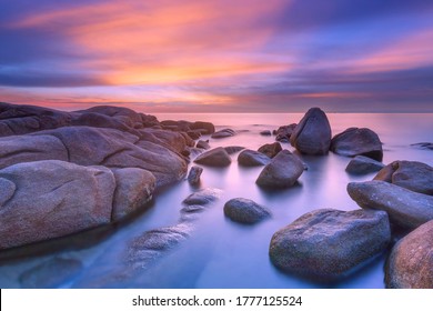 Schöne Meereslandschaft von Thailand während des Sonnenuntergangs in Larn Hin Kaw bei Hadmarrumphung, Rayong Thailand.