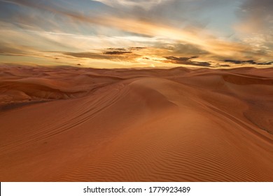 夕焼け空、砂の砂漠の風景、アラブ首長国連邦、ドバイ