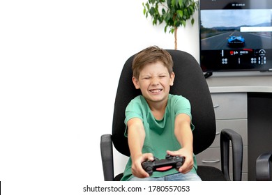 少年は、ヘッドフォンとジョイスティック、ゲーム機を使ってコンピューターゲームをします。