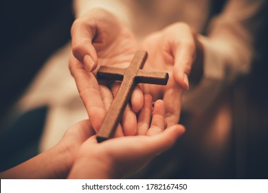 Tangan wanita dengan salib. Konsep harapan, iman, kekristenan, agama, gereja online.