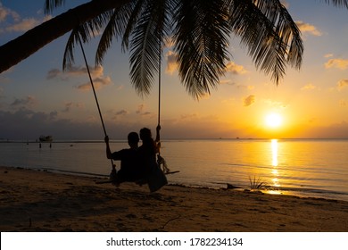 A lovely couple watching the sun go down 4K wallpaper download