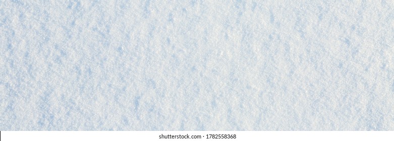 Textura de nieve natural. Superficie lisa de nieve fresca y limpia. suelo nevado. Fondo de invierno con patrones de nieve. Vista superior de primer plano. Amplia textura panorámica para el fondo y el diseño.