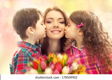 Chân dung những đứa trẻ hôn mẹ bằng hoa. khái niệm ngày của mẹ. kỳ nghỉ gia đình