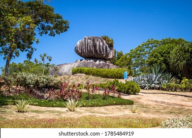 ビトリア、エスピリト サント、ブラジル、2019 年 1 月 19 日。イタロ バタン レジス パブリック パーク (別名ペドラ ダ セボラ パーク) のペドラ ダ セボラ (タマネギの岩) として知られる岩層。