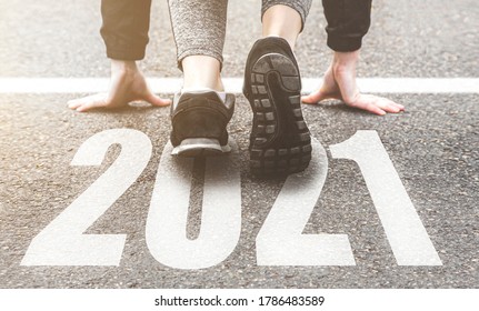 Sneakers close-up, finish 2020. Start naar het nieuwe jaar 2021 plannen, doelen, doelstellingen