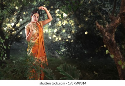 Radha, Figur der hinduistischen Mythologie, tanzt in einem Wald in einem wunderschönen Saree