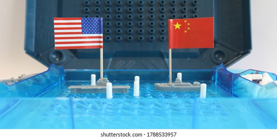 国旗を掲げたアメリカ海軍の軍艦と中国の海軍艦艇をあしらった戦艦ゲームボード。南シナ海ニュースと国際水域航行紛争対決コンセプト