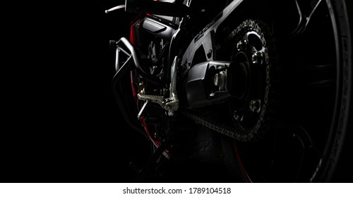 黒の背景にスポット ライトで赤いスポーツ バイクの側面図