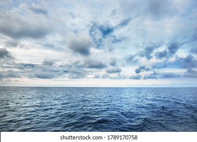 Uitzicht op de stormachtige Noordzee vanuit een zeilboot. Bewolkte blauwe lucht weerspiegelt in het water. Dramatisch wolkenlandschap. Rogaland-regio, Noorwegen. Vrijetijdsbesteding, concepten voor milieubehoud