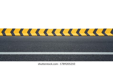Sarı ve siyah renkli oklu beton korkuluklu asfalt yarış pistinin yan açılı görünümü