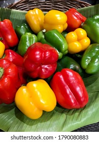 Schéi Faarwe vu frëschem Bio-Séisspeper (Peffer, Capcicum) am Behälter