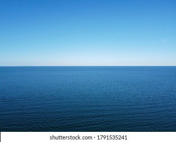 Blauer Horizont, wo der wolkenlose Himmel und das blaue Meer zusammenlaufen.