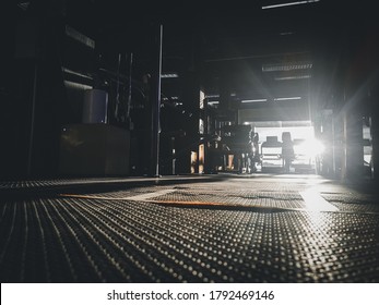 ongericht beeld van silhouet van de donkere sportschoolachtergrond met het zonlicht op de sportschoolvloer