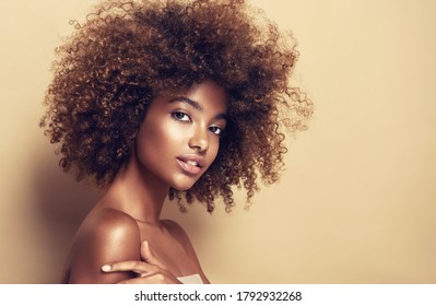 Retrato de belleza de niña afroamericana con cabello afro. Hermosa mujer negra. Cosmética, maquillaje y moda