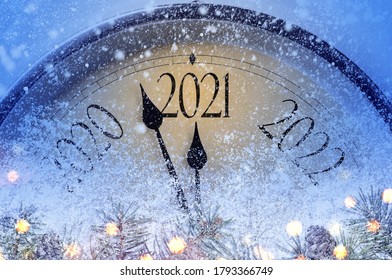 Aftellen tot middernacht. Klok in retrostijl die de laatste momenten voor Kerstmis of Nieuwjaar 2021 telt.