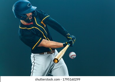 大舞台でバットを振る野球選手。アクションで暗い背景に野球選手。