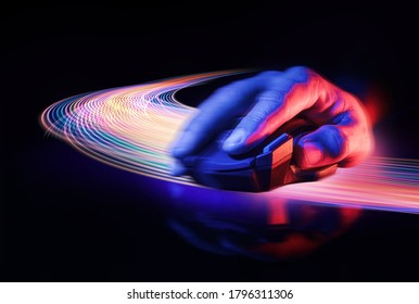 色の光を照らすワイヤレス ゲーム マウスで動く手のクローズ アップ