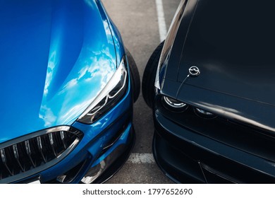 Dua tudung supercar moden ditutup