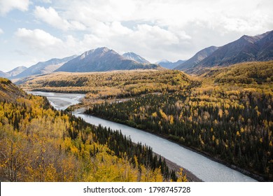 Ein Gebirgsfluss in der Herbstlandschaft Alaskas