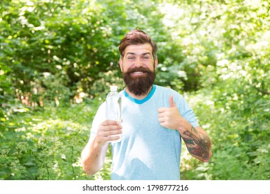 Úpal může zabít. Sebevědomý pohledný brutální muž. brutální kavkazský hipster s knírem. Vousatý muž pít vodu. připravena na kempování. muž šťastný turista cítit žízeň. sportovní a fitness oblečení.