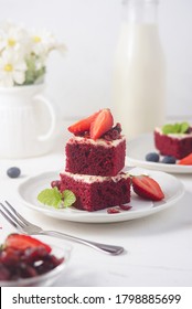 白い皿の上にイチゴを飾った甘いレッドベルベットケーキブラウニー